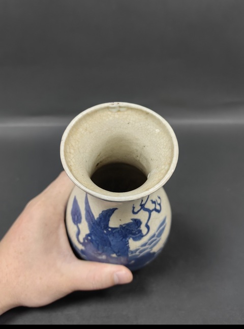古玩陶瓷哥釉地青花瑞獸紋盤口瓶真品鑒賞圖