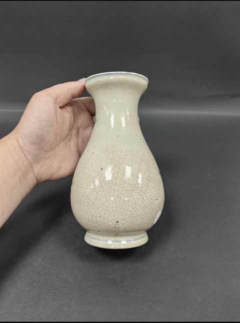 古玩陶瓷哥釉地青花瑞獸紋盤口瓶真品鑒賞圖