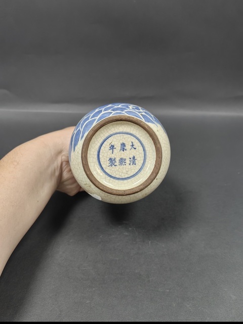 古玩陶瓷哥釉地青花瑞獸紋盤口瓶真品鑒賞圖