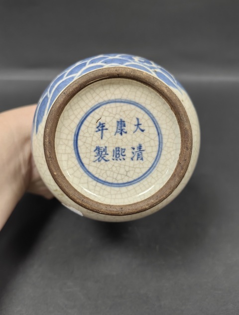 古玩陶瓷哥釉地青花瑞獸紋盤口瓶真品鑒賞圖