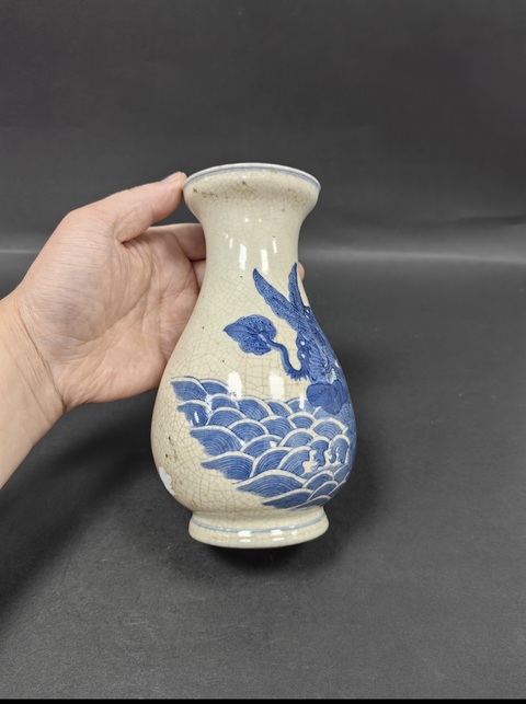 古玩陶瓷哥釉地青花瑞獸紋盤口瓶真品鑒賞圖