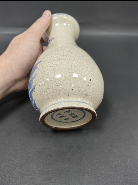 古玩陶瓷哥釉地青花瑞獸紋盤口瓶真品鑒賞圖