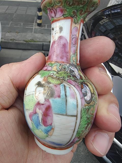 古玩陶瓷人物花鳥蝶紋廣彩長頸撇口瓶真品鑒賞圖