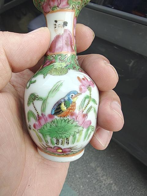 古玩陶瓷人物花鳥蝶紋廣彩長頸撇口瓶真品鑒賞圖