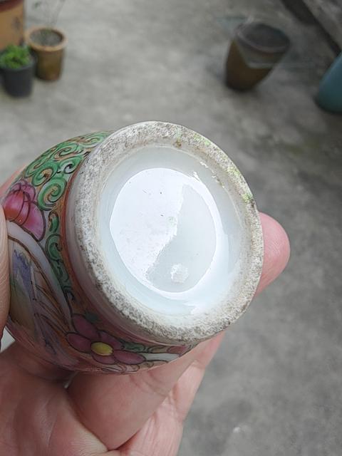 古玩陶瓷人物花鳥蝶紋廣彩長頸撇口瓶真品鑒賞圖