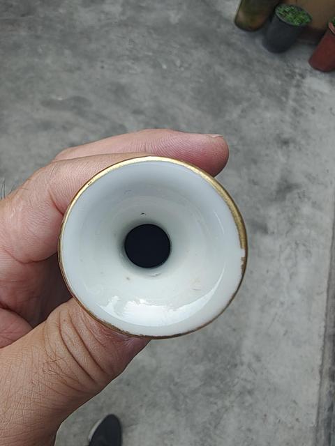 古玩陶瓷人物花鳥蝶紋廣彩長頸撇口瓶真品鑒賞圖
