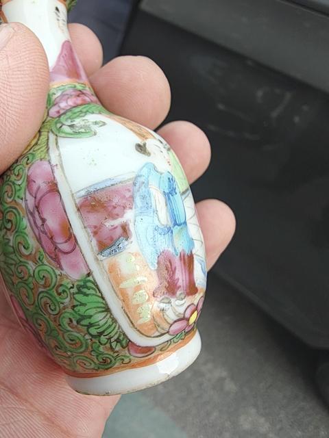 古玩陶瓷人物花鳥蝶紋廣彩長頸撇口瓶真品鑒賞圖
