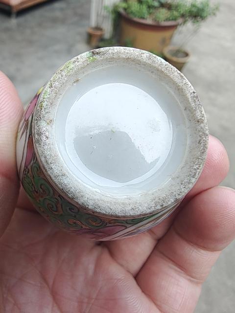 古玩陶瓷人物花鳥蝶紋廣彩長頸撇口瓶真品鑒賞圖