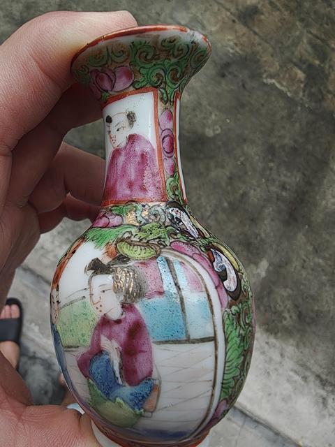 古玩陶瓷人物花鳥蝶紋廣彩長頸撇口瓶真品鑒賞圖