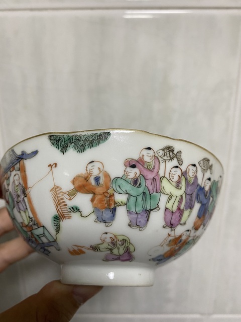古玩陶瓷粉彩百子鬧春圖花口碗真品鑒賞圖