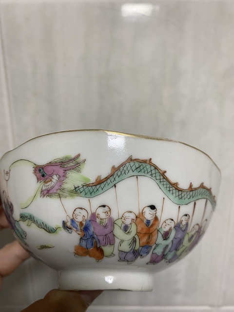 古玩陶瓷粉彩百子鬧春圖花口碗真品鑒賞圖