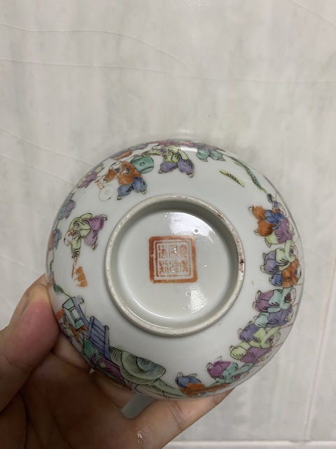 古玩陶瓷粉彩百子鬧春圖花口碗真品鑒賞圖