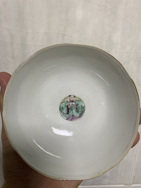 古玩陶瓷粉彩百子鬧春圖花口碗真品鑒賞圖