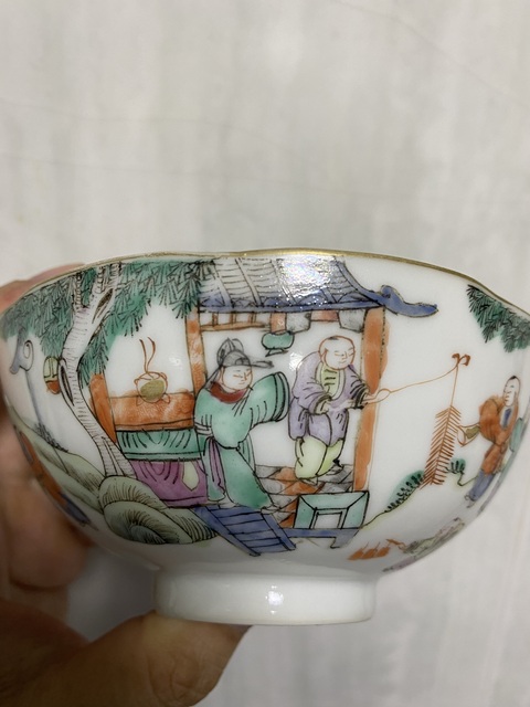 古玩陶瓷粉彩百子鬧春圖花口碗真品鑒賞圖
