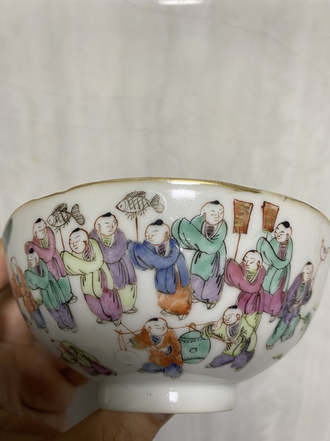 古玩陶瓷粉彩百子鬧春圖花口碗真品鑒賞圖