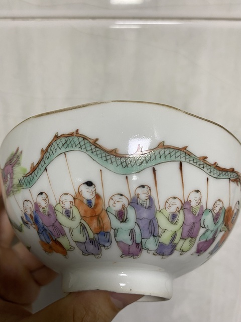 古玩陶瓷粉彩百子鬧春圖花口碗真品鑒賞圖