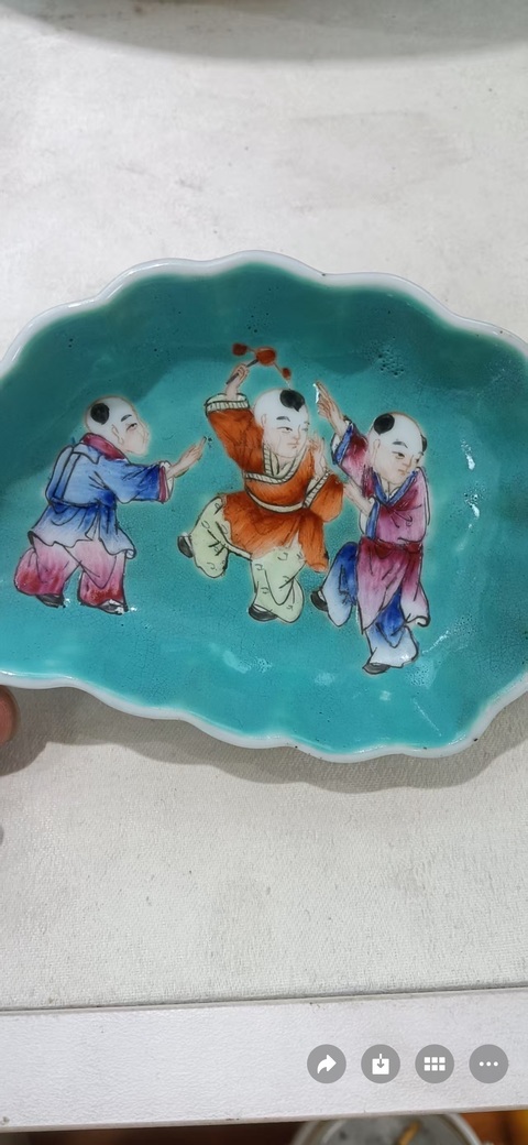 古玩陶瓷松石釉粉彩人物葉型盤真品鑒賞圖