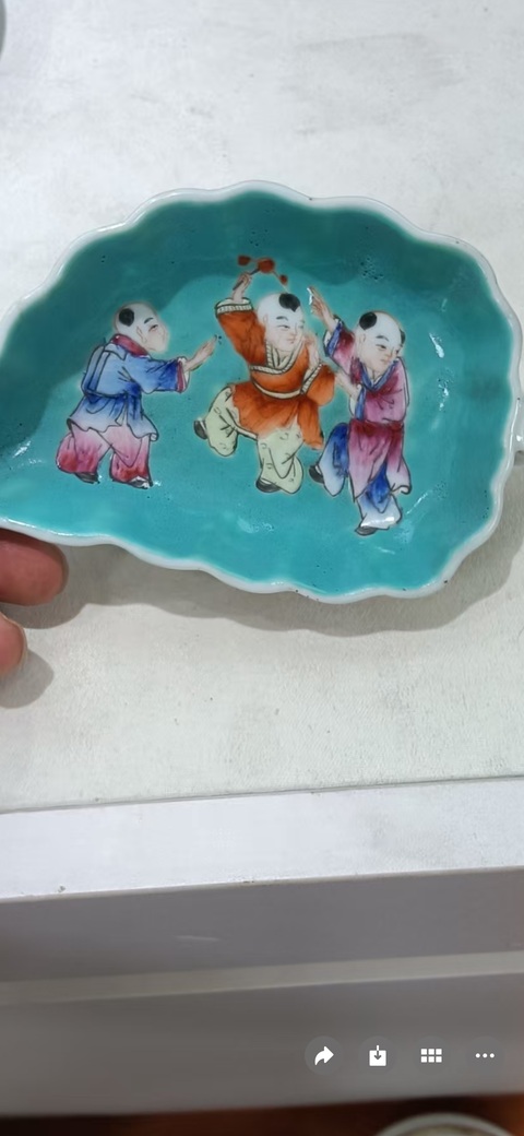 古玩陶瓷松石釉粉彩人物葉型盤真品鑒賞圖