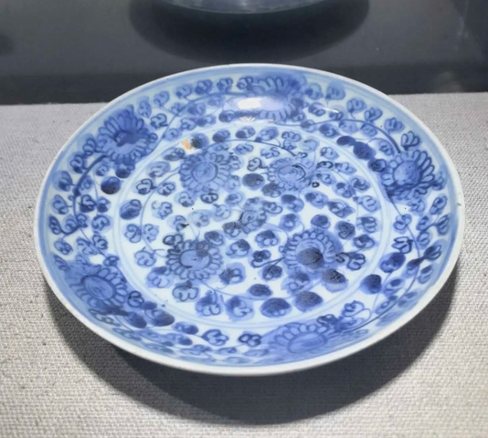 古玩陶瓷青花花卉紋盤真品鑒賞圖