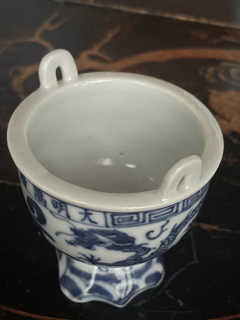 古玩陶瓷青花雙龍戲珠雙耳三足爐真品鑒賞圖