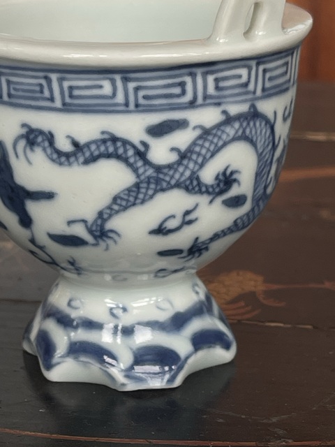古玩陶瓷青花雙龍戲珠雙耳三足爐真品鑒賞圖