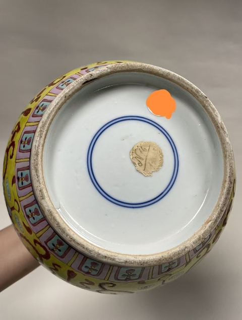 古玩陶瓷粉彩花卉開窗人物賞瓶真品鑒賞圖