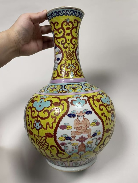古玩陶瓷粉彩花卉開窗人物賞瓶真品鑒賞圖
