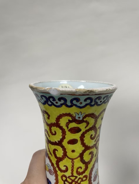 古玩陶瓷粉彩花卉開窗人物賞瓶真品鑒賞圖