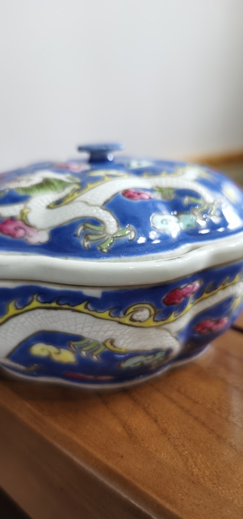 古玩陶瓷龍紋粉彩蓋盤真品鑒賞圖