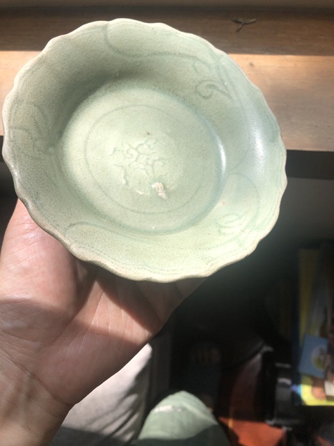古玩陶瓷龍泉青瓷刻花花口盤真品鑒賞圖