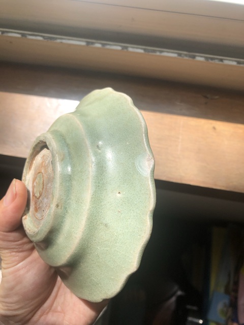 古玩陶瓷龍泉青瓷刻花花口盤真品鑒賞圖