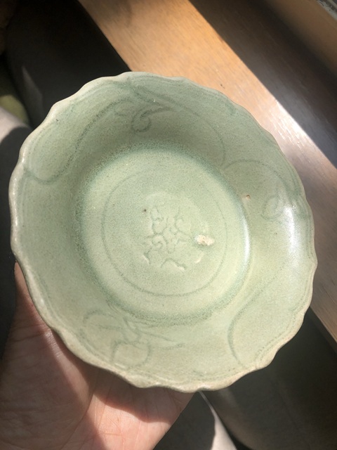 古玩陶瓷龍泉青瓷刻花花口盤真品鑒賞圖