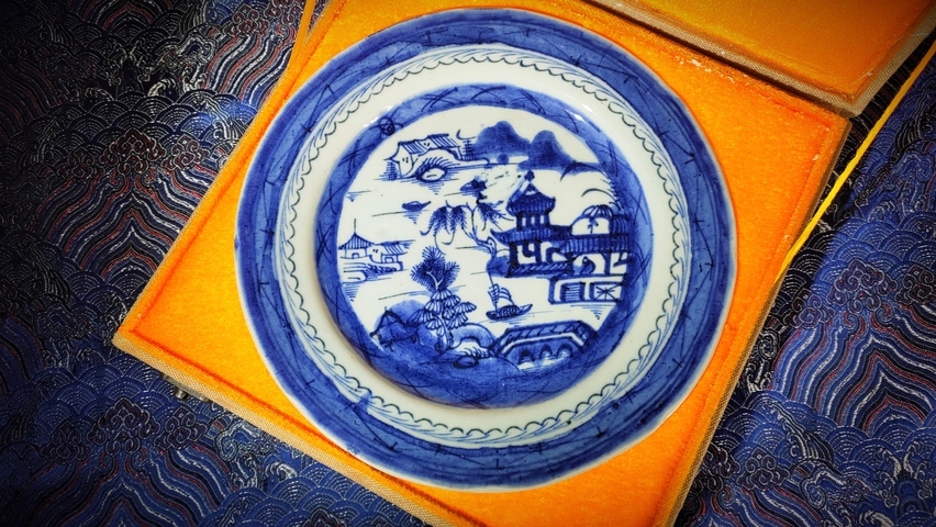 古玩陶瓷清中期·青花山水樓閣人物垂釣圖盤真品鑒賞圖