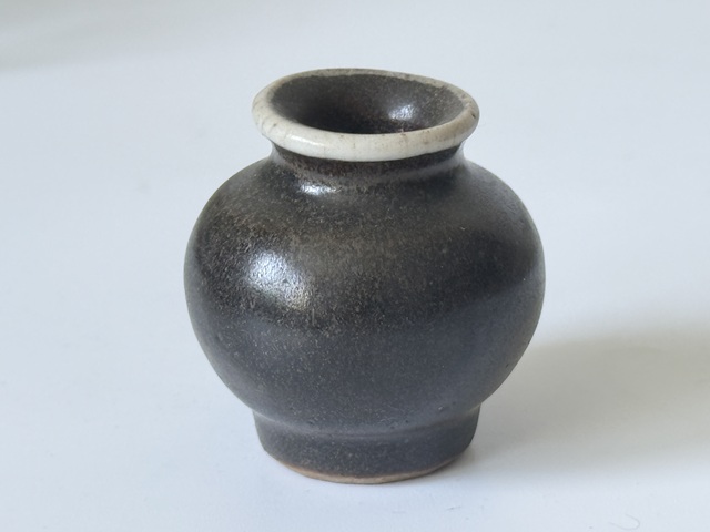 古玩陶瓷清早期茶葉末釉白唇口茶葉罐。真品鑒賞圖