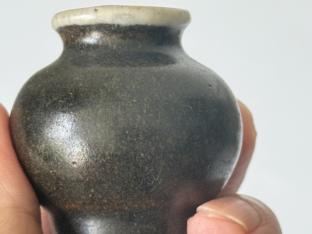 古玩陶瓷清早期茶葉末釉白唇口茶葉罐。真品鑒賞圖