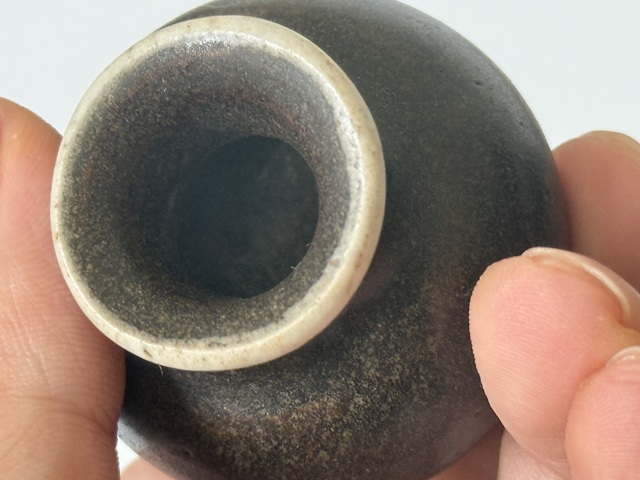 古玩陶瓷清早期茶葉末釉白唇口茶葉罐。真品鑒賞圖