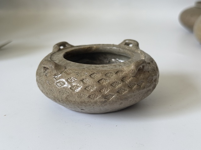 古玩陶瓷越窯青瓷四系棱形紋蓋罐真品鑒賞圖