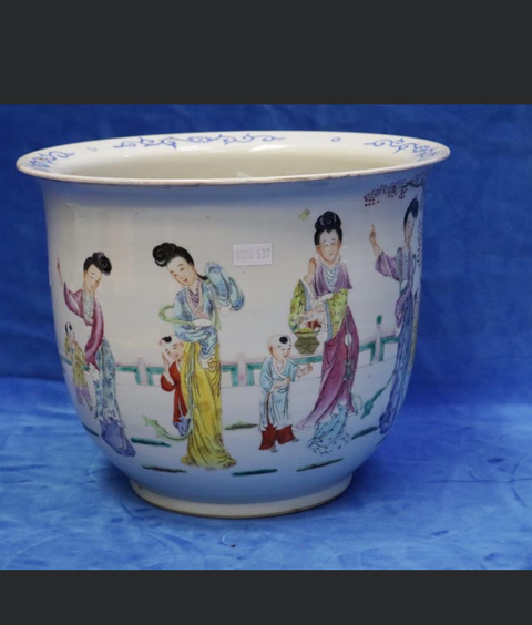 古玩陶瓷仕女紋粉彩花盆真品鑒賞圖