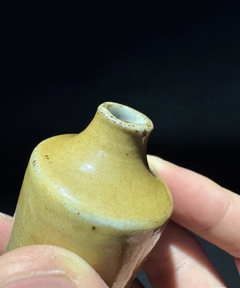 古玩陶瓷黃釉鼻煙壺真品鑒賞圖