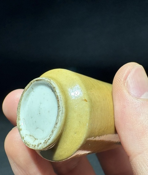 古玩陶瓷黃釉鼻煙壺真品鑒賞圖