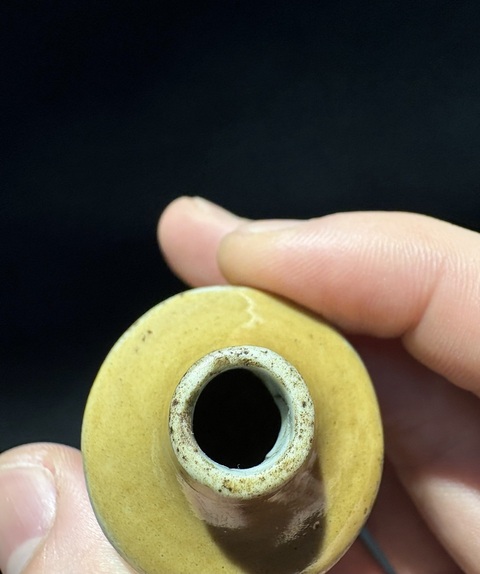 古玩陶瓷黃釉鼻煙壺真品鑒賞圖