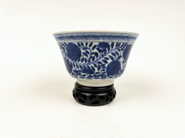 古玩陶瓷清晚期·青花纏枝皮球花仰鐘碗拍賣,當前價格376元