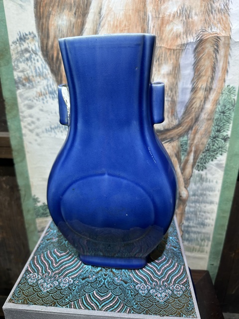 古玩陶瓷藍釉杏圓貫耳瓶真品鑒賞圖