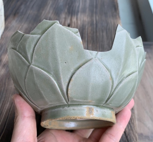 古玩陶瓷越窯青瓷刻仰蓮紋碗真品鑒賞圖