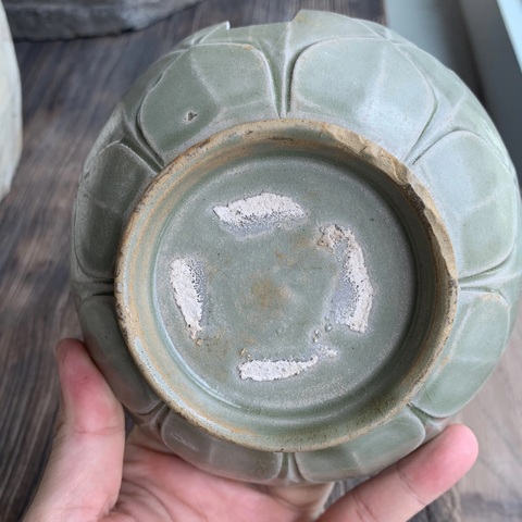 古玩陶瓷越窯青瓷刻仰蓮紋碗真品鑒賞圖