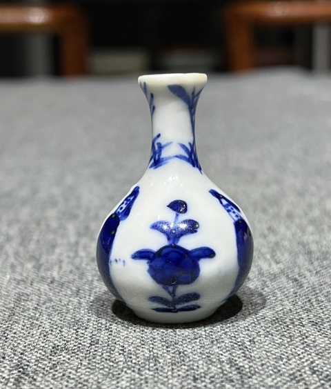 古玩陶瓷德化窯青花仕女花卉紋瓶真品鑒賞圖