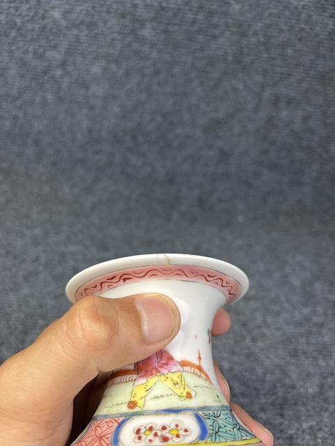 古玩陶瓷粉彩人物故事紋觀音瓶真品鑒賞圖