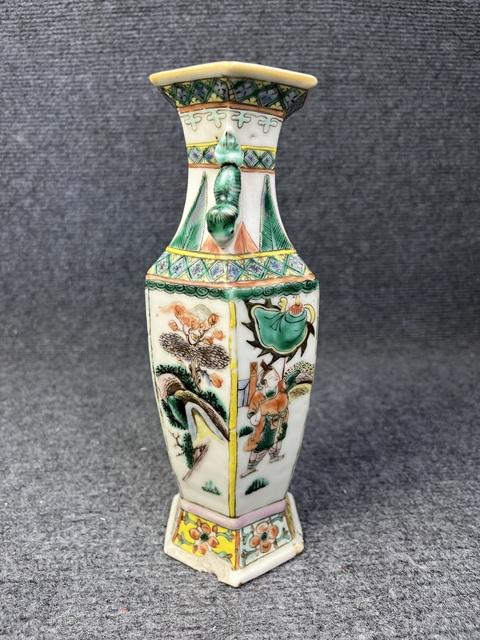 古玩陶瓷五彩人物故事紋六方獸耳瓶真品鑒賞圖