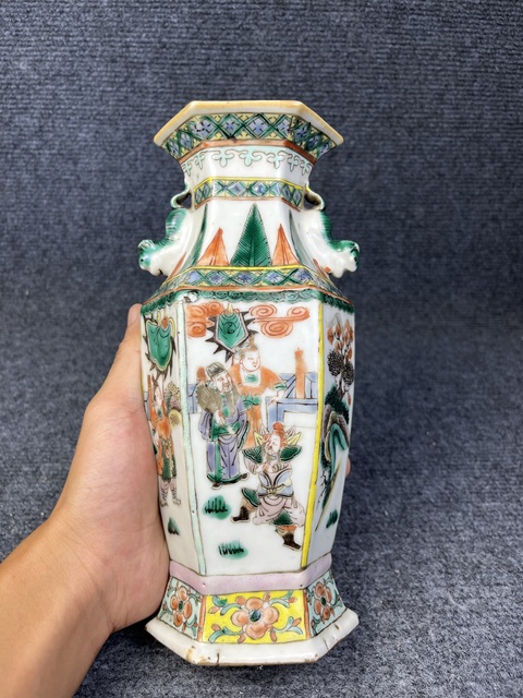 古玩陶瓷五彩人物故事紋六方獸耳瓶真品鑒賞圖
