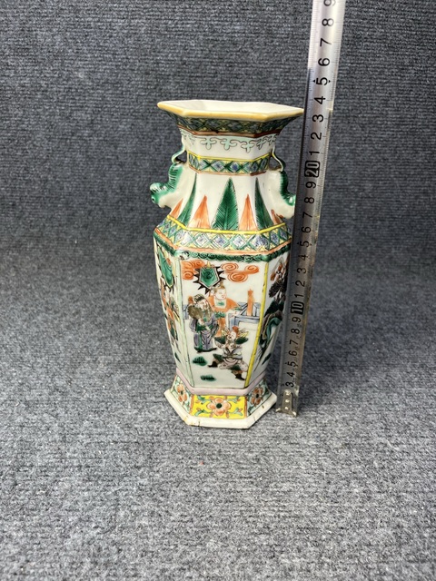 古玩陶瓷五彩人物故事紋六方獸耳瓶真品鑒賞圖